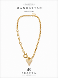 Cadena irregular, con dije de corazón de zafiros.